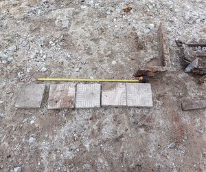 Pod ulicą w centrum Torunia odkryto... dawną wytwórnię lodu! Niezwykłe znalezisko sprzed 130 lat