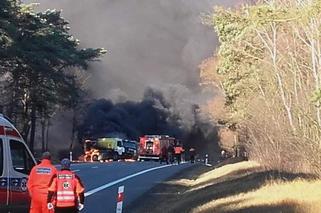 Chciał ukraść auto, społonął pod cysterną