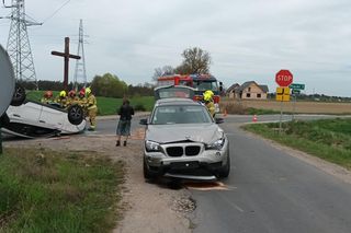 Dwie osoby w szpitalu po zderzeniu dwóch aut. Jedno dachowało