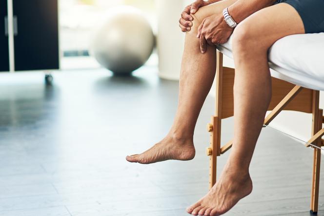 Ból nóg może być objawem rzadkiego raka. Uważać muszą mężczyźni