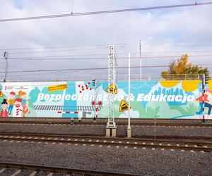 Mural przy stacji kolejowej Warszawa Zachodnia – element kampanii „Bezpieczny Przejazd”
