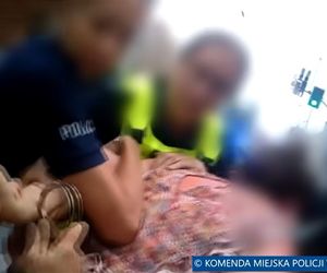 Wrocław. Policjanci rozbili szybę i siłą wyciągnęli 45-latkę z BMW. Nie chciała wysiąść [ZDJĘCIA].