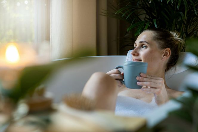 Redukuje cellulit, obrzęki i odchudza. Jak przygotować wyszczuplającą kąpiel?