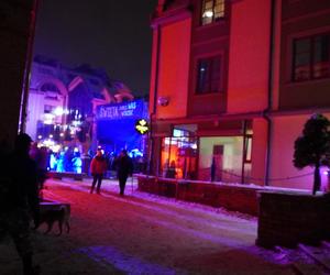 Świąteczne iluminacje w Olsztynie zachwycają. Prawdziwą „gwiazdą” jest choinka na starówce [ZDJĘCIA]