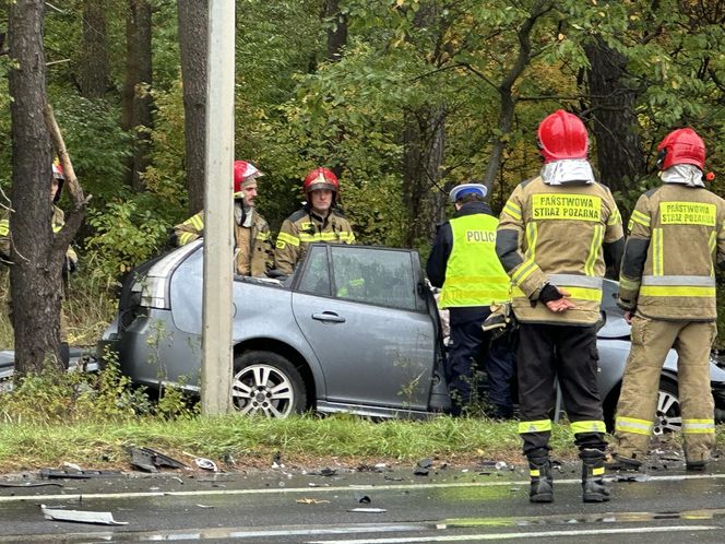 Piotrków Trybunalski. Śmiertelny wypadek kierującej saabem. Zginęła na oczach dzieci [ZDJĘCIA].