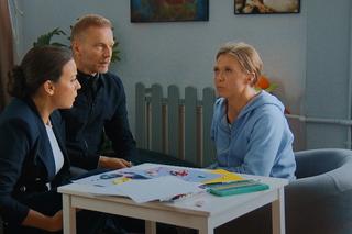 M jak miłość odc. 1701. Andrzej Budzyński (Krystian Wieczorek), Magda (Anna Mucha), Milena (Katarzyna Fareniuk) - sąsiadka Nadii