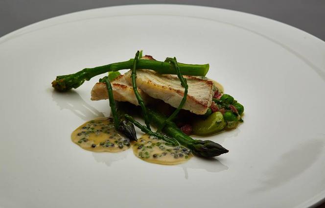Turbot z zielonymi warzywami i sosem maślanym