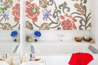 Kwiaty na mozaice łazienkowej w białej łazience