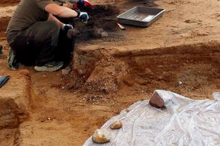 W Pniu pod Bydgsozczą znaleziono nietypowy grób niemowlęcia z XVII w. Ktoś włoźył tam ozdobę w kształcie kwiatka