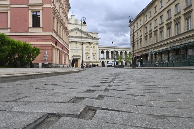 Remont Krakowskiego Przedmieścia. Dyrektor ZDM przegrał zakład! Poszło o termin zakończenia prac