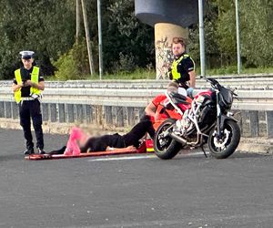 Motocyklista popisywał się na drodze