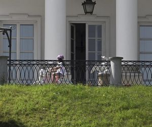 Kasia Nawrocka czuje się już w Belwederze jak u siebie! Przemieszcza się na rowerku!