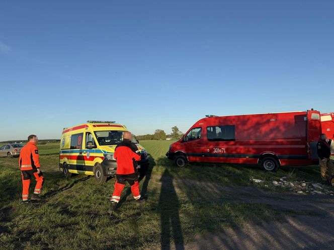 Nietrzeźwy utopił terenówkę w stawie. Potem zaczął pływać i śpiewać