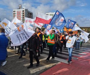 Hutnicy i koksownicy wyszli na ulice w Dąbrowie Górniczej. Apel do rządu o ratunek dla branży i tysięcy miejsc pracy