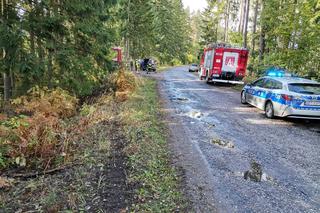 Śmiertelny wypadek między Baniami Mazurskimi i Rapą. Auto uderzyło w drzewo [ZDJĘCIA]