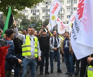 Górnicy i energetycy przed siedzibą MAP w Warszawie 