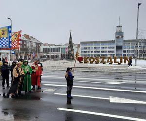 [RELACJA AUDIO/FOTO] Orszak Trzech Króli w Koszalinie w deszczu