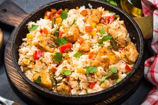 Ryż z kurczakiem i warzywami. Pyszny i kolorowy obiad nie tylko dla zabieganych