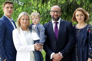 M jak miłość odcinek 1324. Marzenka (Olga Szomańska), Andrzejek (Tomasz Oświeciński), Marcin (Mikołaj Roznerski), Ula (Iga Krefft), Szymek (Staś Szczypiński)