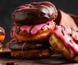 Nowy pączek w Biedronce! Klienci poznają Dooti Donuts