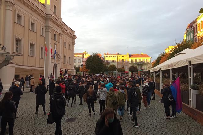 Kolejnu dzień protestów w Lesznie. Ponad tysiąc osób przeszło z rynku na Aleję Gwiazd Żużla [AUDIO/FOTO/WIDEO]