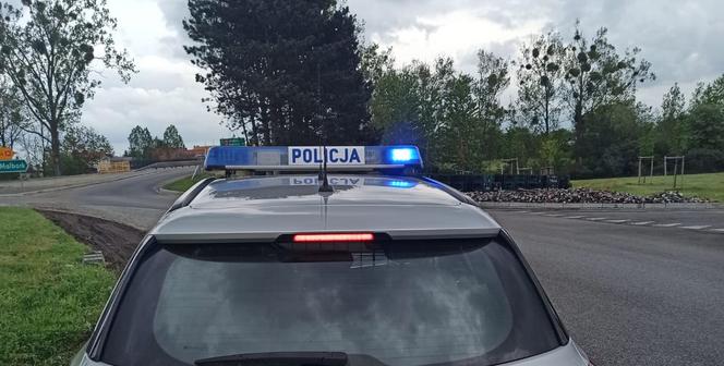 Czarlin. Z ciężarówki wypadł ładunek piwa. Setki butelek na drodze 