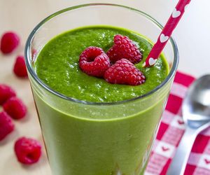 Biorę kefir, szpinak i te owoce. W 5 minut robię pyszny i zdrowy koktajl 