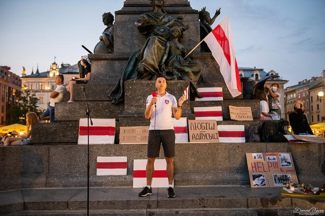 Manifestacja Białorusinów na rynku w Krakowie. "Precz z Łukaszenką!"