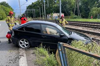 Porzucone BMW na torowisku na Białołęce w Warszawie. Trwają poszukiwania pasażerów