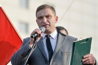 Prokurator odmówił postawienia zarzutu Bąkiewiczowi. Sprawę rozstrzygnie Prokuratura Krajowa