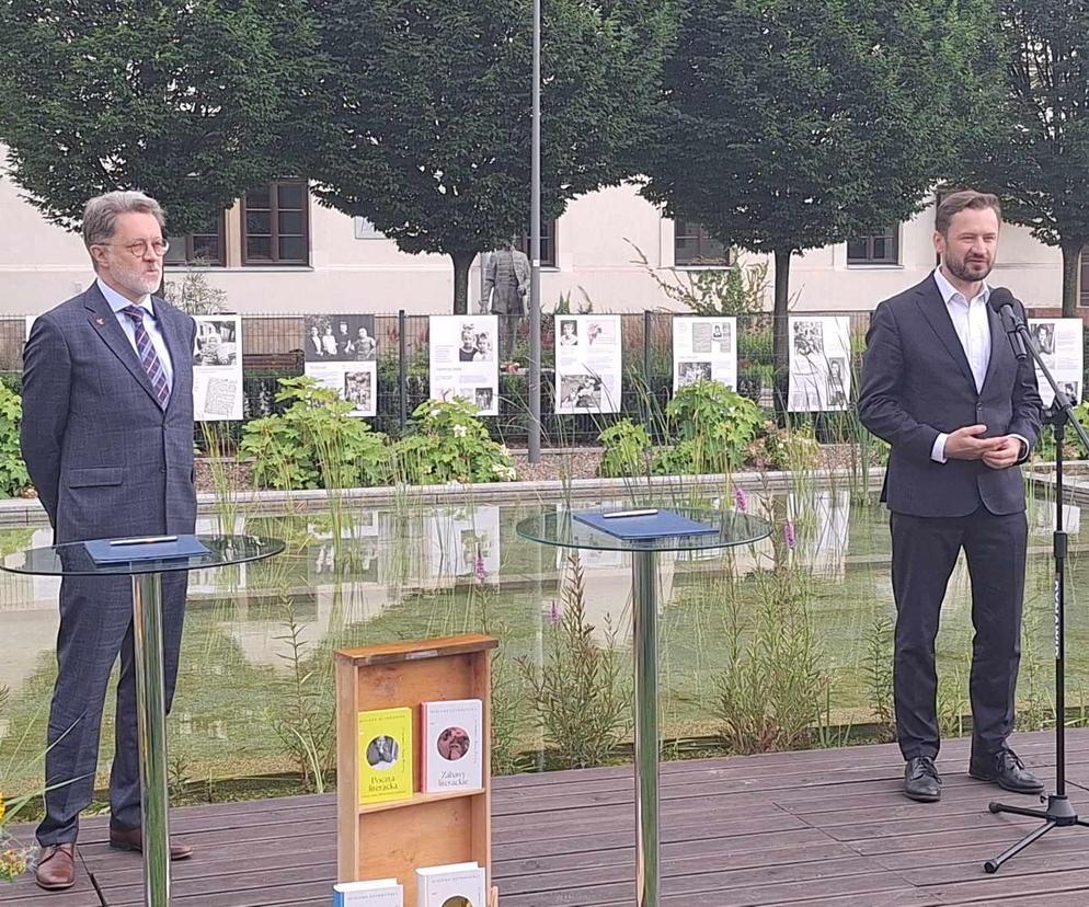 Miszalski i Rusinek na podpisaniu umowy w parku Szymborskiej