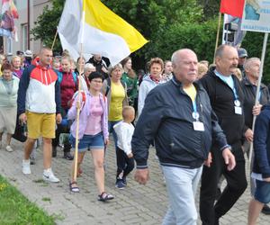 Piesza Pielgrzymka ze Skarżyska-Kamiennej wyruszyła do Częstochowy. Pątników żegnali mieszkańcy i rodziny