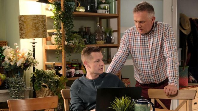 M jak miłość odc. 1875. Artur Rogowski (Robert Moskwa), Paweł (Rafał Mroczek)