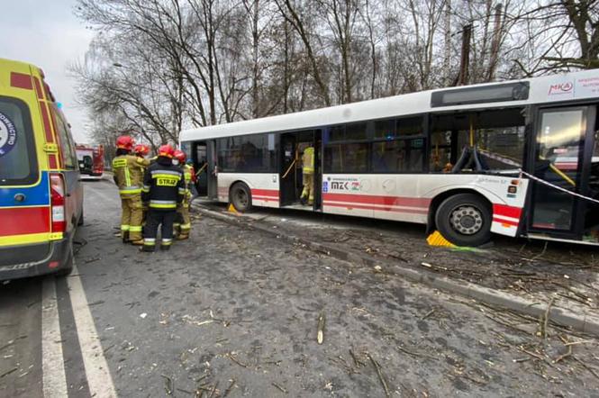 Wypadek w Jastrzębiu-Zdroju. Autobus wjechał w drzewo! Kilka osób rannych