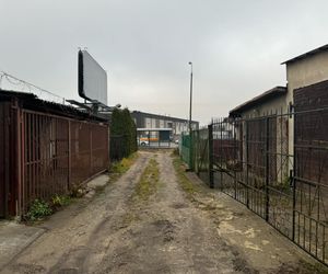 Absurd drogowy przy Strykowskiej. Dawny przejazd zablokował… przystanek autobusowy