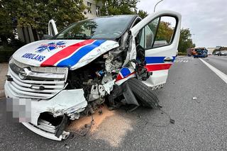 Straszny wypadek w wielkie święto ratownictwa. Karetka roztrzaskana, trzy osoby w szpitalu