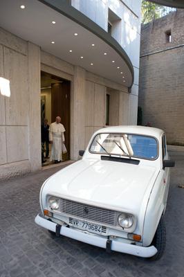 papież Franciszek jeździ Renault 4 z 1989 roku