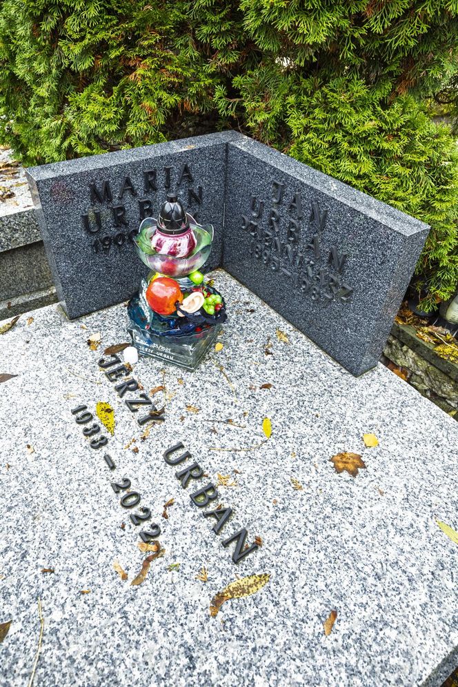 Grób Jerzego Urbana w Zaduszki. Niewiarygodne, co mu położyli na płycie!