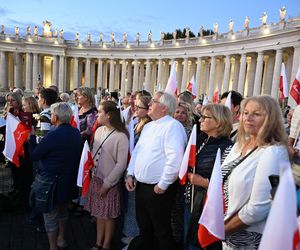 Zło dobrem zwyciężaj. Setki osób czuwały w Watykanie w rocznicę wyboru Jana Pawła II