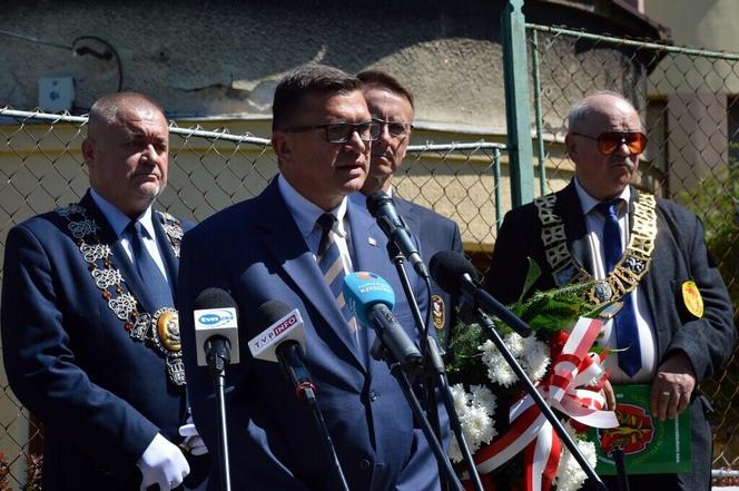 Przed kamienicą przy ul. Matejki odsłonięto tablicę upamiętniającą trzech wybitnych przemyślan