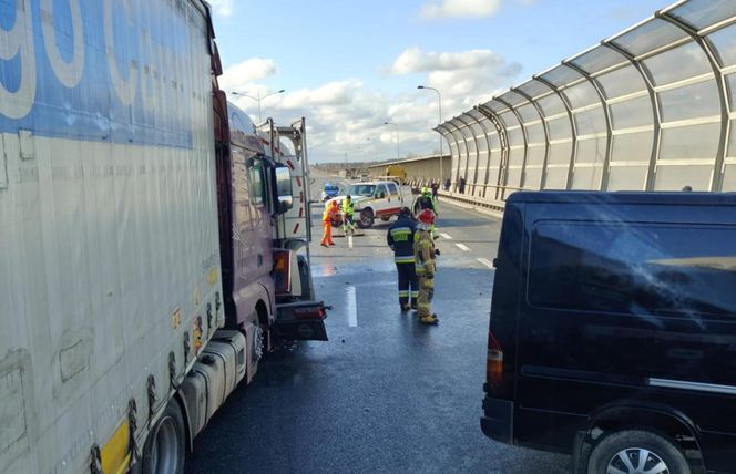 Poważny wypadek na A8 we Wrocławiu. Zderzyły się dwa tiry i dwa busy, są ranni