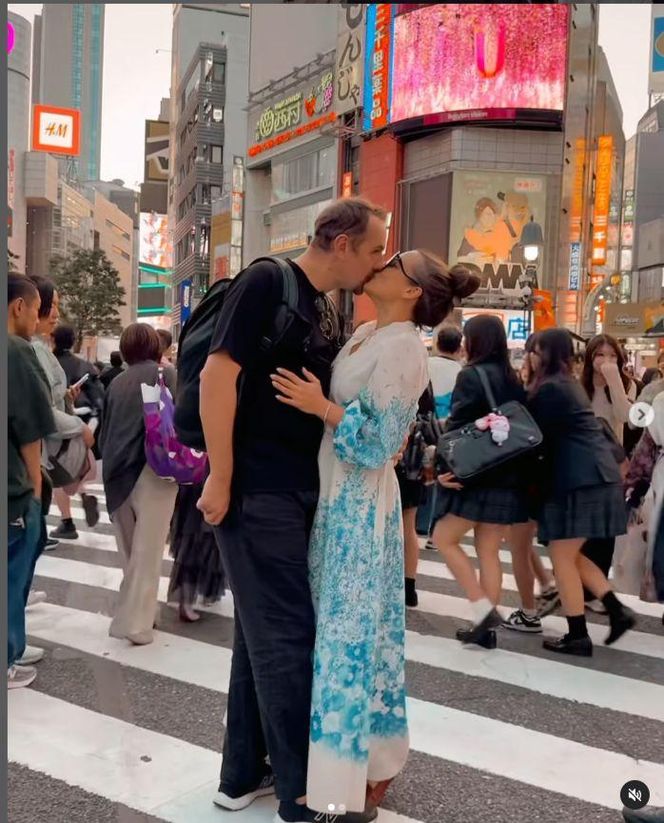 Anna Mucha w obłędnej kiecce migdali się z ukochanym na środku zatłoczonej ulicy! Co za sceny!