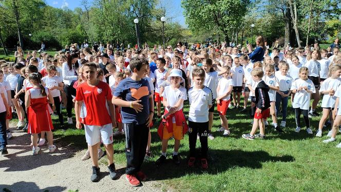 Biegiem uczciły rocznicę uchwalenia Konstytucji 3 Maja. Dzieciaki z Bełchatowa ścigały się w parku Olszewskich [AUDIO]