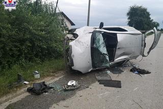 Toyota Yaris rozbita w drobny mak! Para 18-latków jechała bez zapiętych pasów