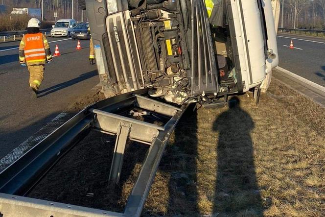 Kraków: ciężarówka przewróciła się na A4. Poważne utrudnienia na drodze [ZDJĘCIA]