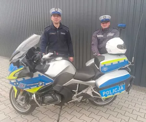 2-latek ze zmiażdżoną rączką eskortowany przez policję do szpitala