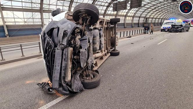 Gigantyczne utrudnienia na S8. Zderzenie busa z samochodem osobowym. Kierujący citroena wydmuchał 2 promile