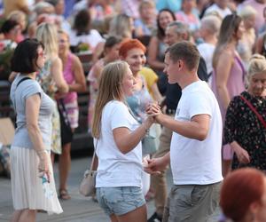 Potańcówka pod Teatrem Śląskim w Katowicach. Tłumy wręcz oszalały ZDJĘCIA