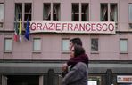 Tłumy w Watykanie. Wierni oddają hołd papieżowi Franciszkowi