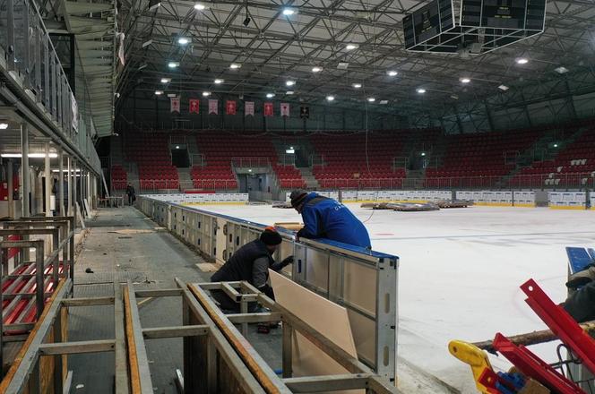 Lodowisko przy Siedleckiego już po remoncie. Nowe bandy, boksy i bramki 